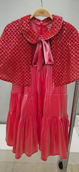 صورة فستان قطعتين احمر بربطة عنق والوشاح الراقي